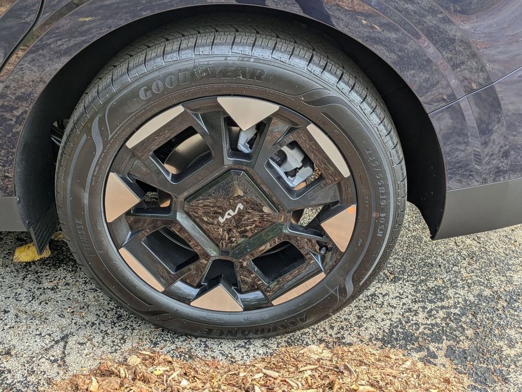 Used 2025 Kia Carnival EX image 26