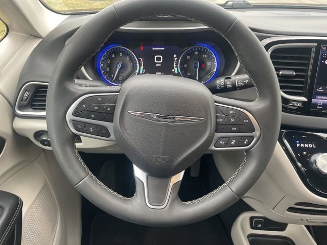 Used 2024 Chrysler Pacifica Touring-L image 21
