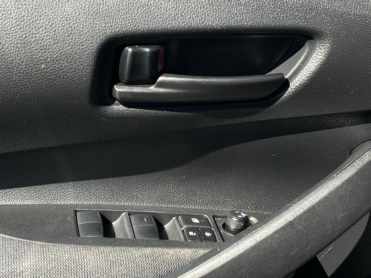 Used 2025 Toyota Corolla LE FWD image 21