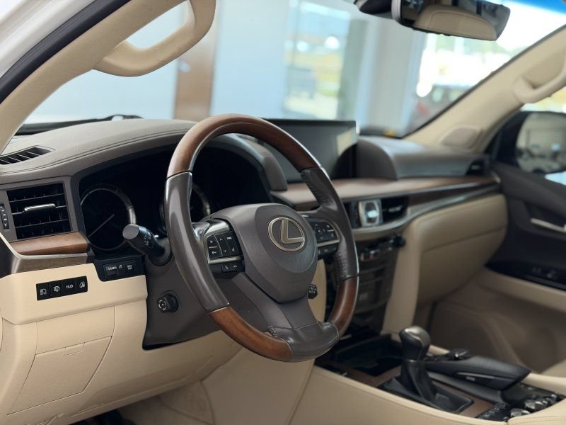 Used 2019 Lexus LX 570 4WD w/ Luxury Package image 16