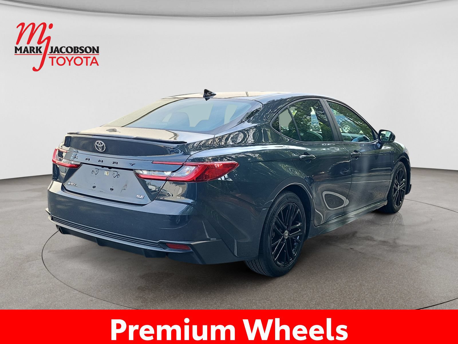 Used 2025 Toyota Camry SE FWD image 9