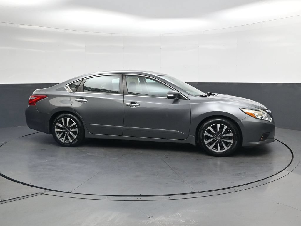 Used 2017 Nissan Altima 2.5 SV w/ Convenience Package FWD image 4