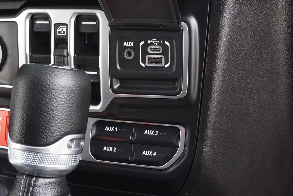 Used 2025 Jeep Gladiator Mojave w/ Convenience Group AWD/4WD image 15