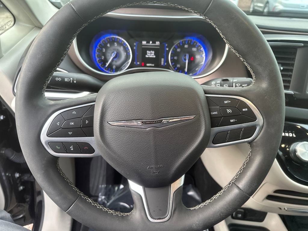 Used 2023 Chrysler Voyager LX image 10