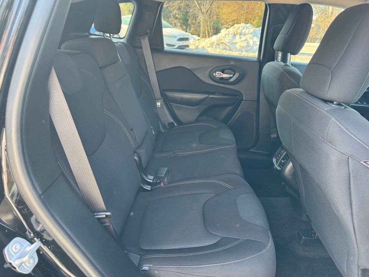 Used 2017 Jeep Cherokee Latitude w/ Cold Weather Group image 20