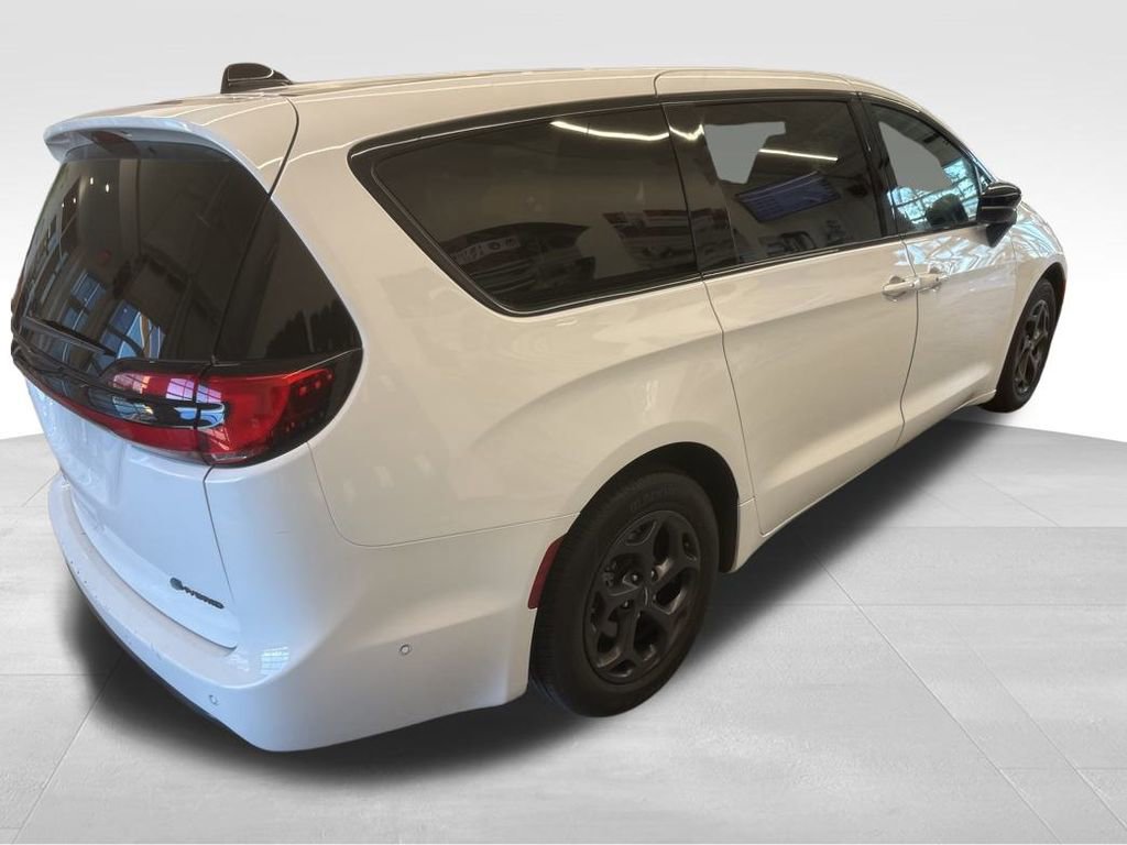 Used 2024 Chrysler Pacifica Select image 18