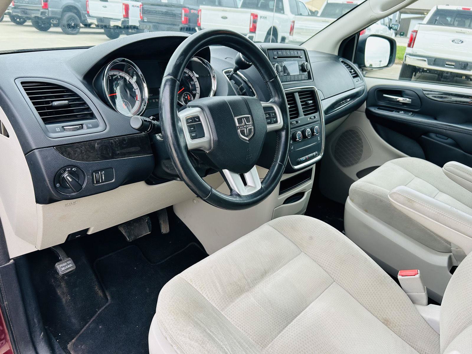 Used 2016 Dodge Grand Caravan American Value Package w/ UConnect Hands-Free Group FWD image 6