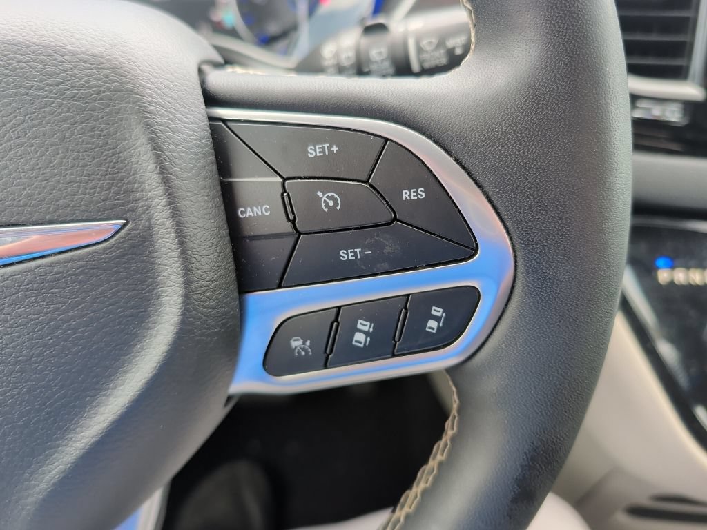 Used 2024 Chrysler Pacifica Touring-L FWD image 15