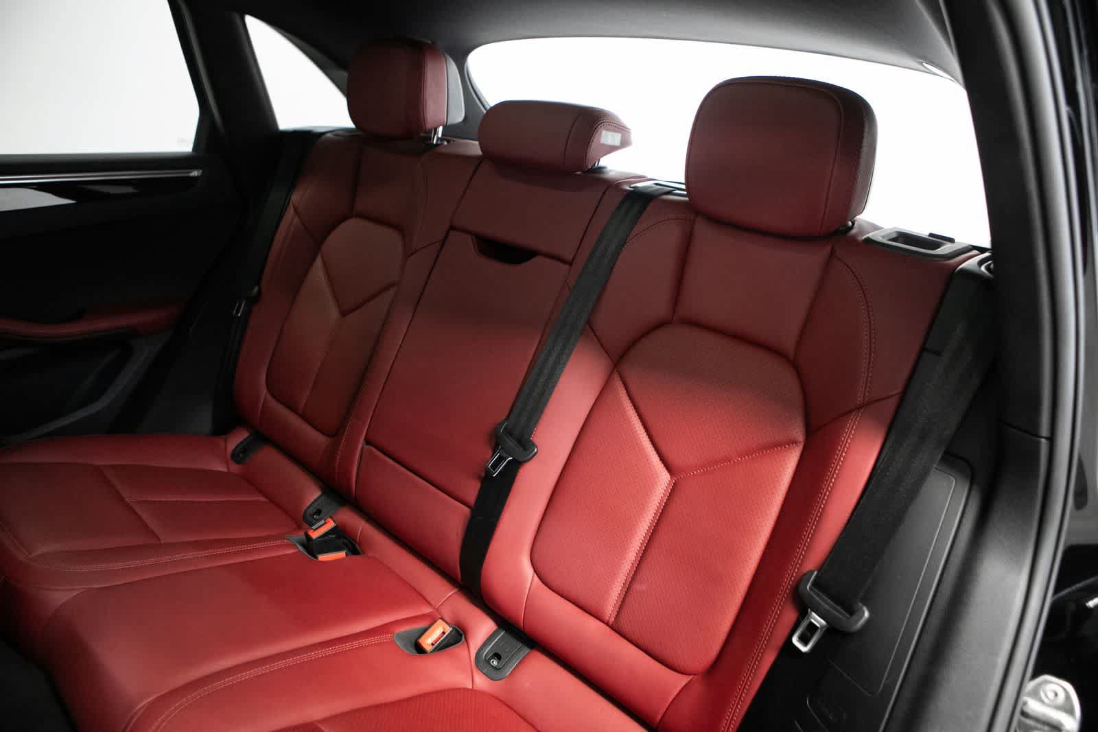 Certified 2022 Porsche Macan AWD/4WD image 32