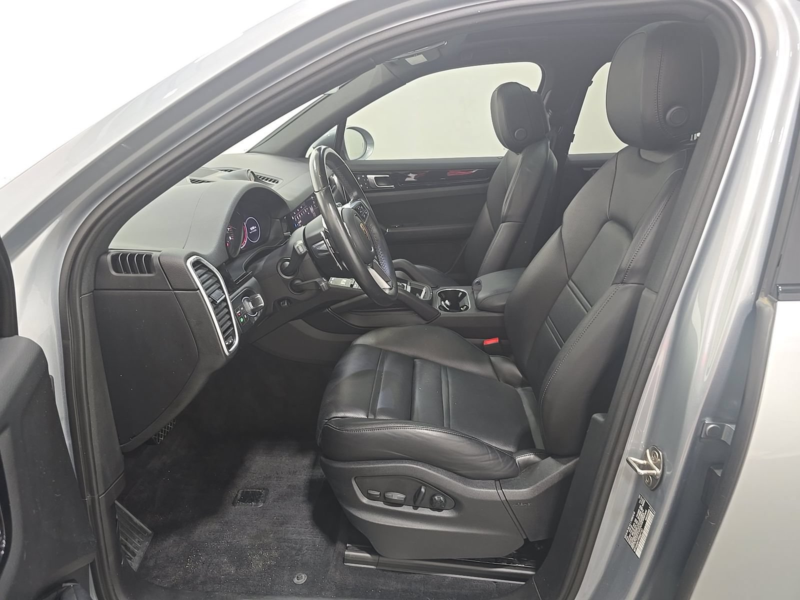 Used 2023 Porsche Cayenne AWD/4WD image 6