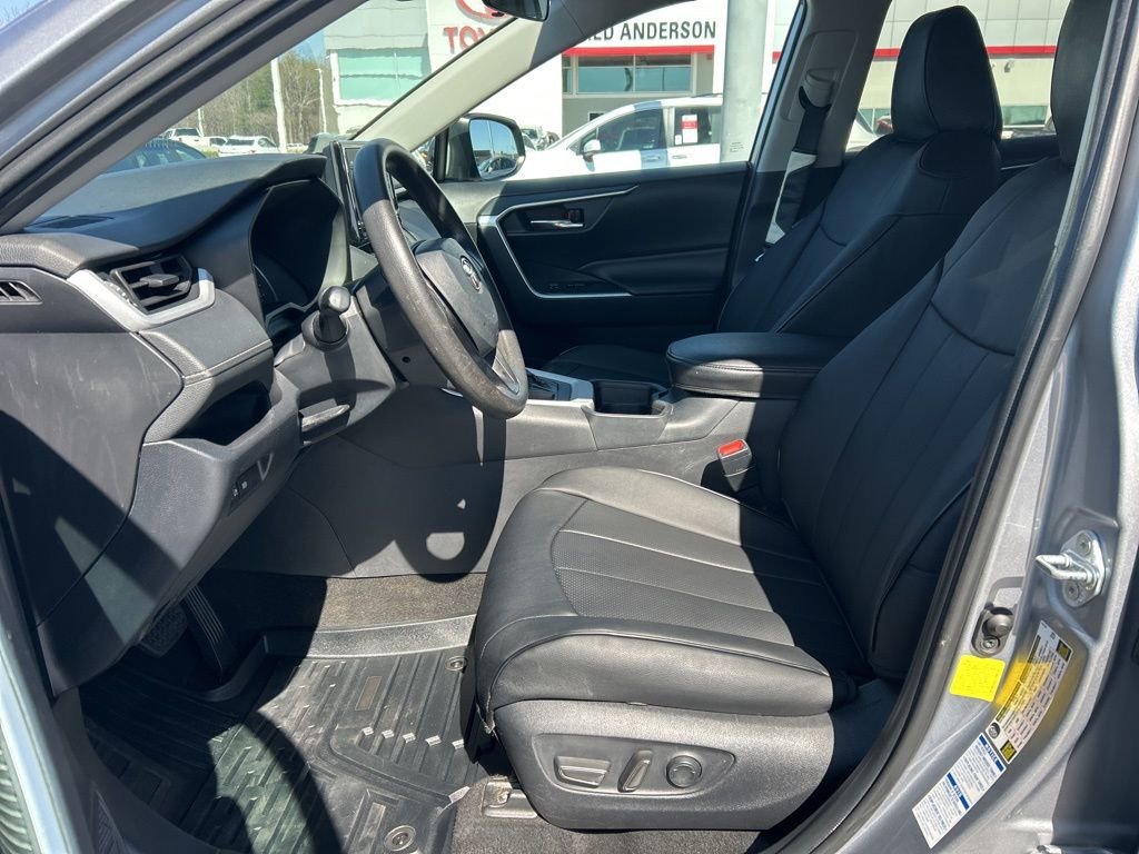 Used 2020 Toyota RAV4 XLE image 2