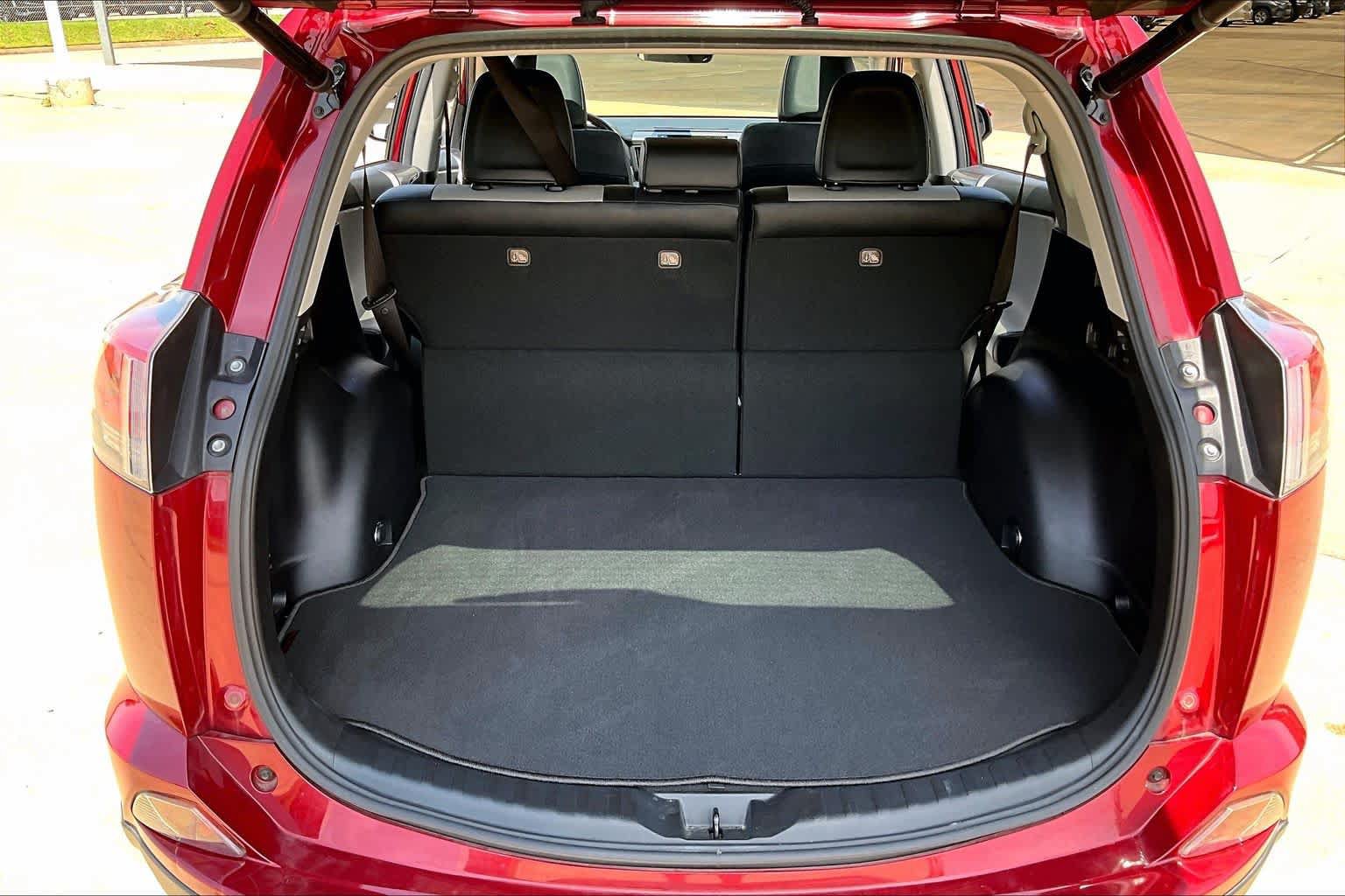 Used 2018 Toyota RAV4 Limited FWD image 31