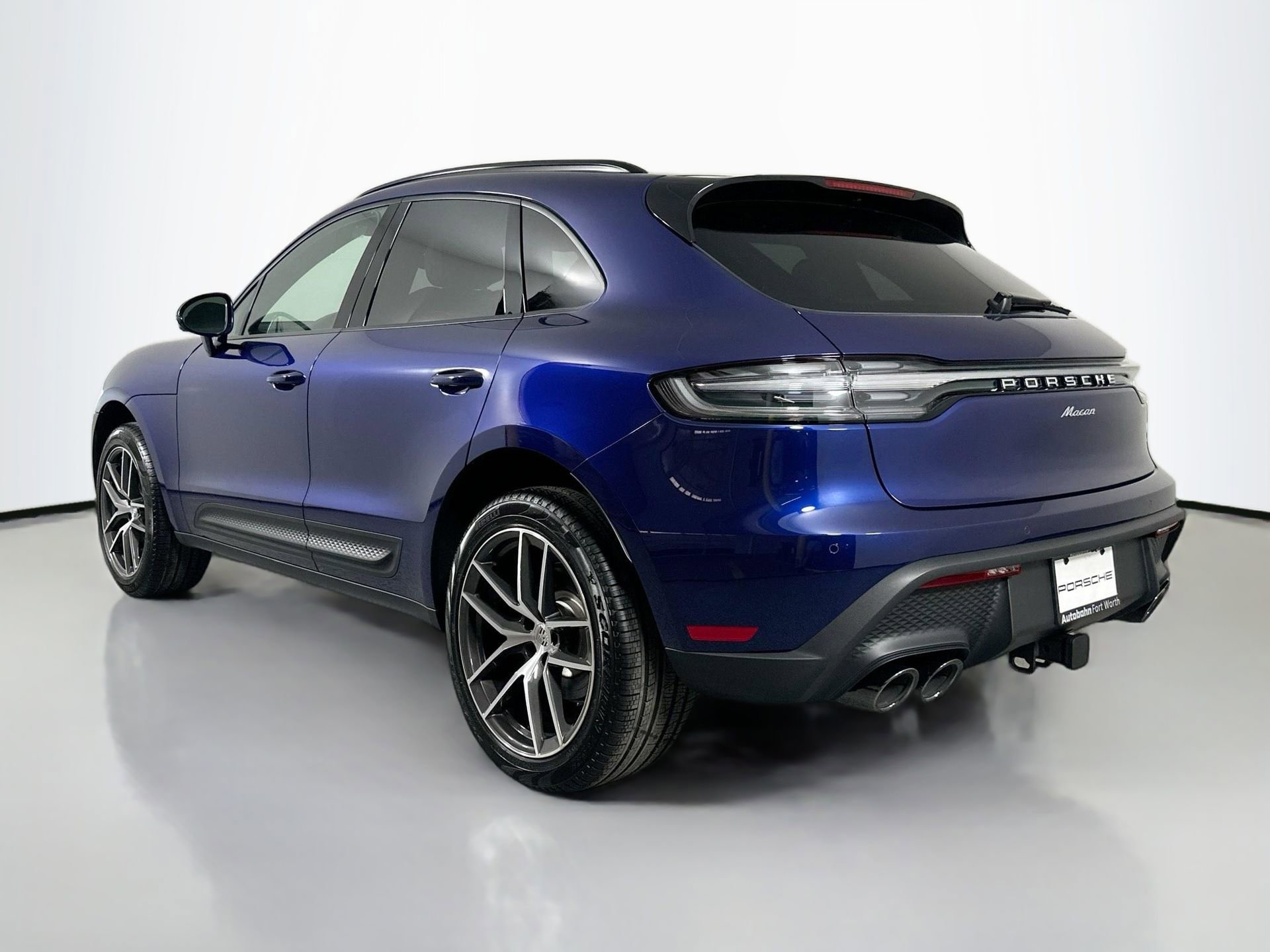 Certified 2025 Porsche Macan image 3