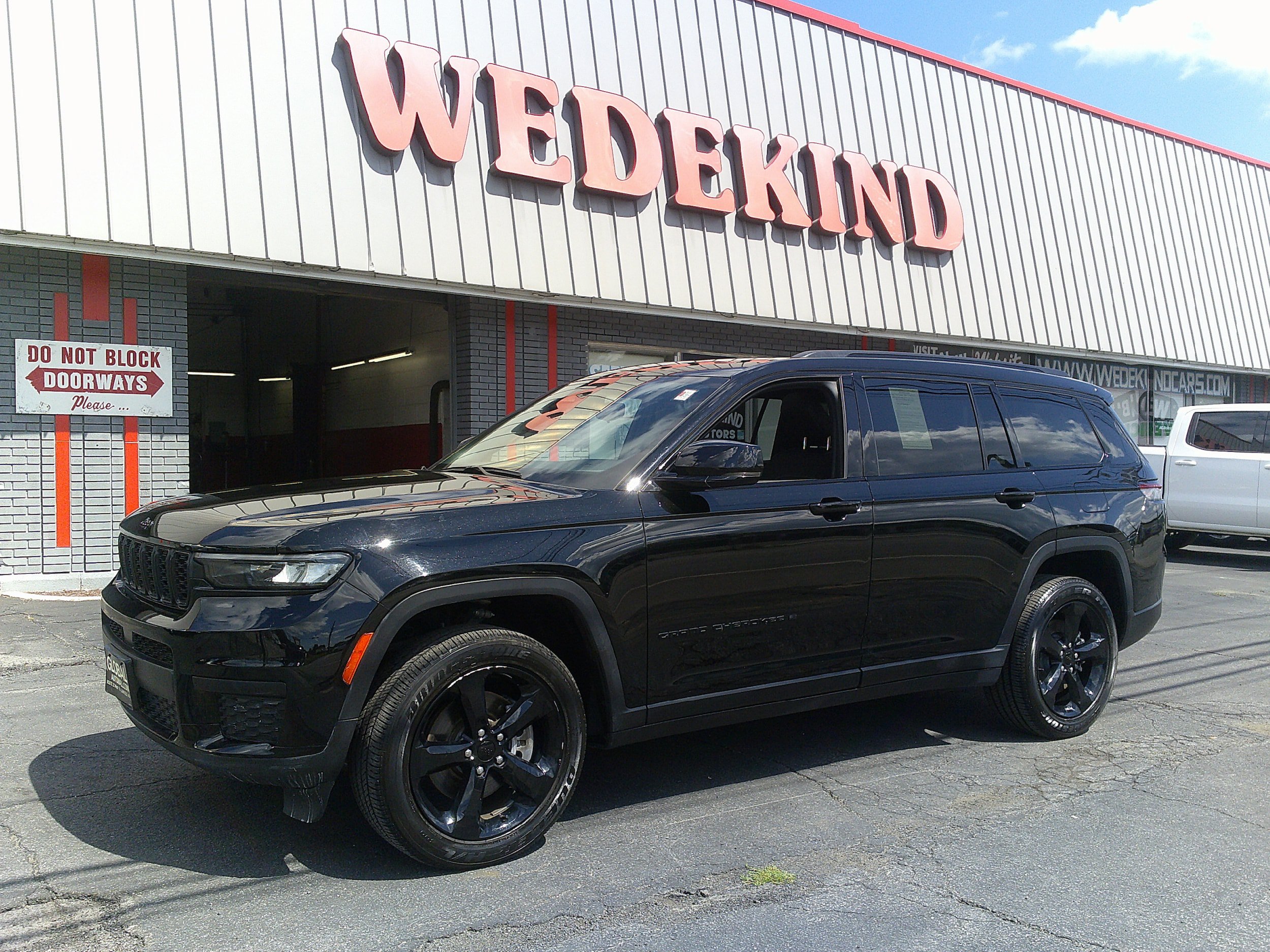 Used 2023 Jeep Grand Cherokee L Laredo AWD/4WD image 1