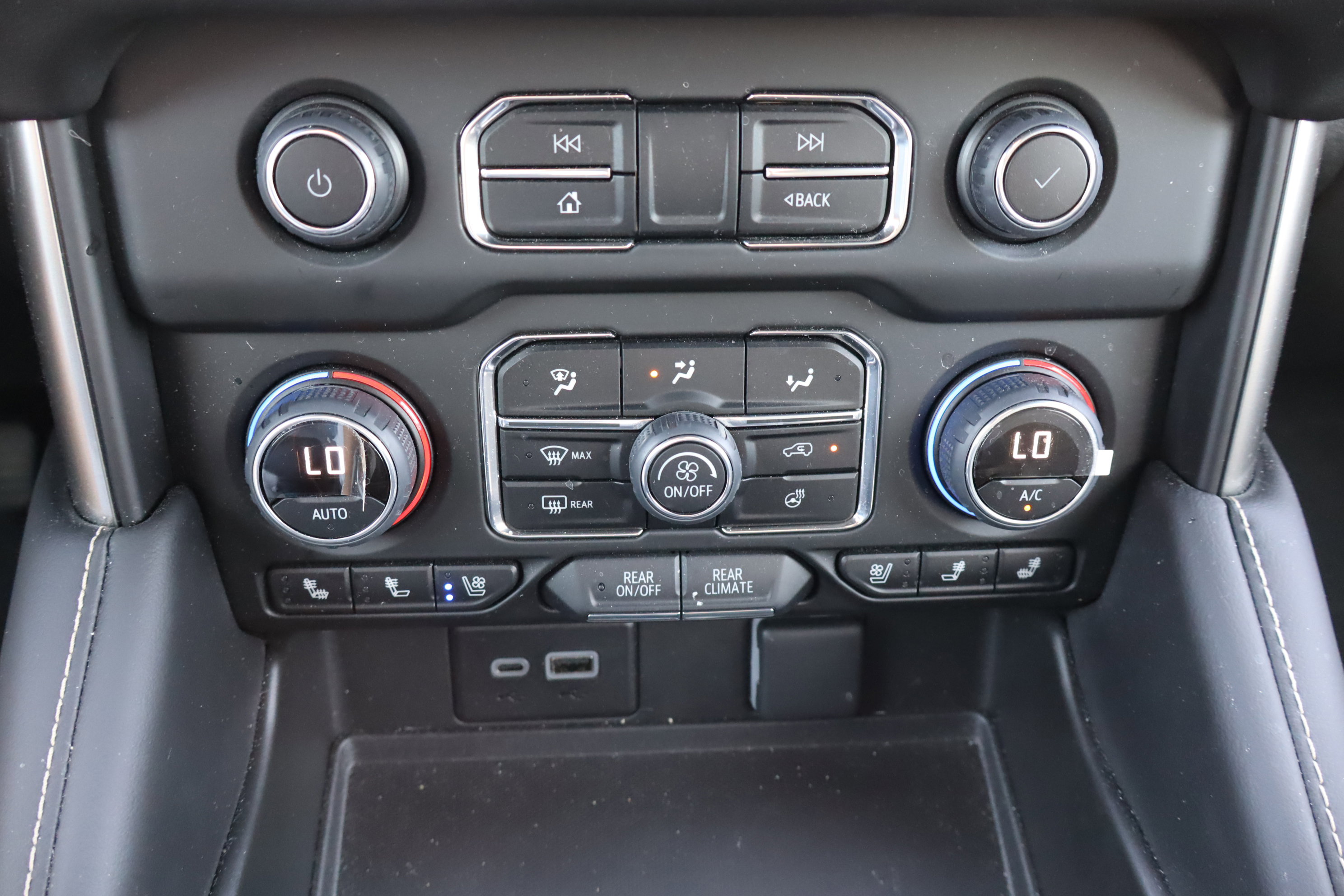 Certified 2024 Chevrolet Suburban Premier w/ Advanced Technology Package image 30