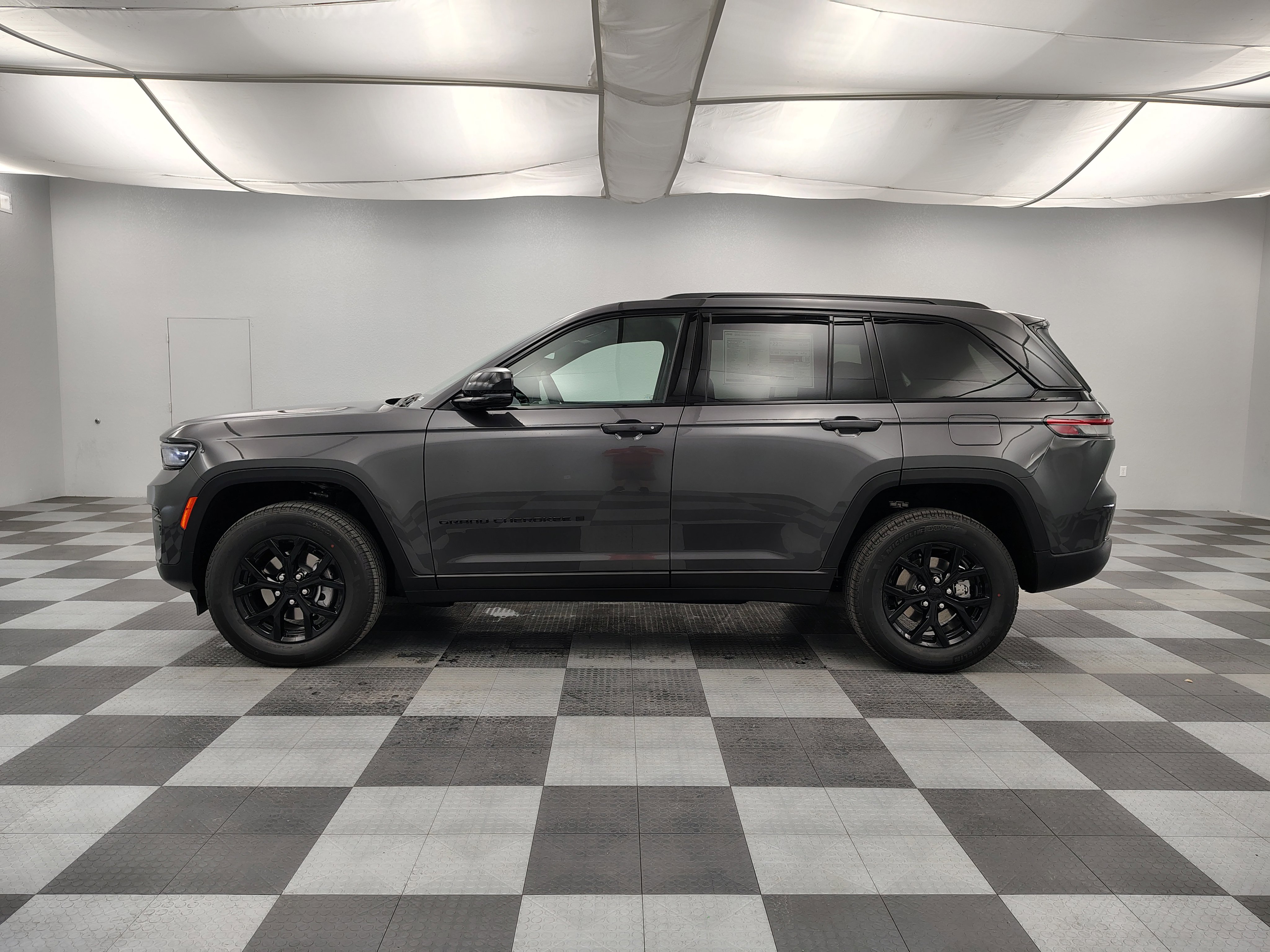 New 2025 Jeep Grand Cherokee Altitude image 7