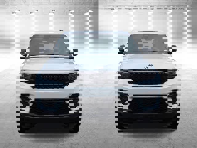 Used 2025 Jeep Grand Cherokee Altitude image 3