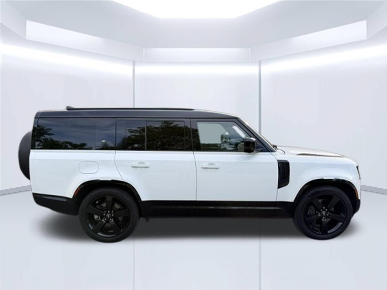 Used 2024 Land Rover Defender 130 X-Dynamic SE AWD/4WD image 4
