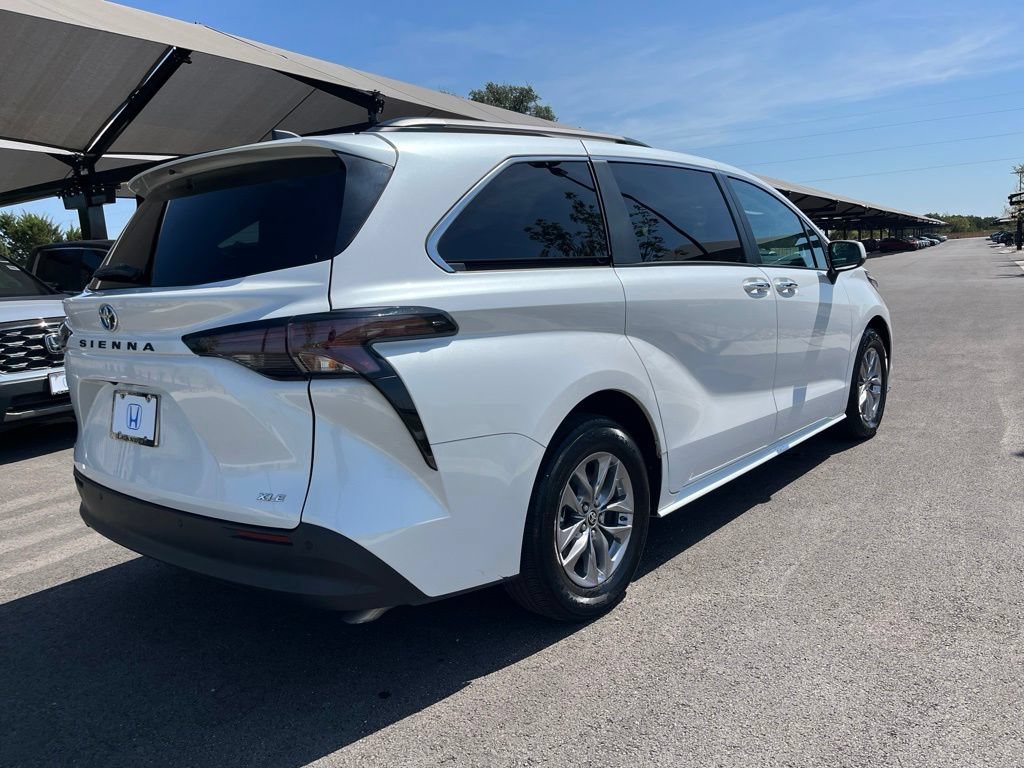 Used 2025 Toyota Sienna XLE FWD image 4