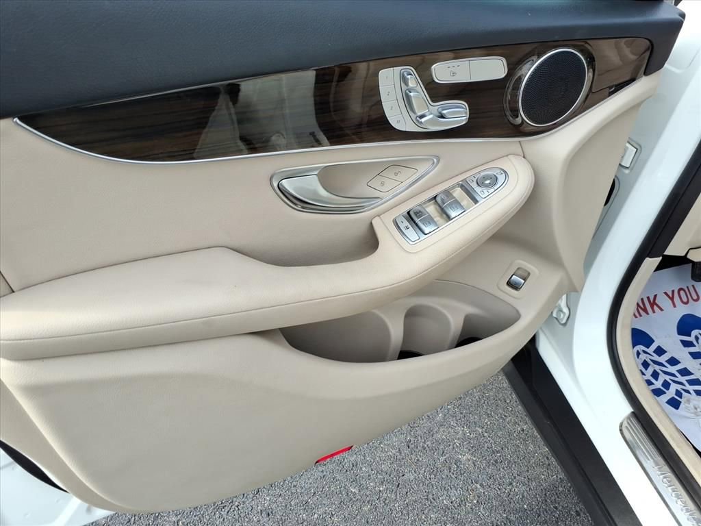 Used 2018 Mercedes-Benz GLC 300 4MATIC w/ Premium Package image 12
