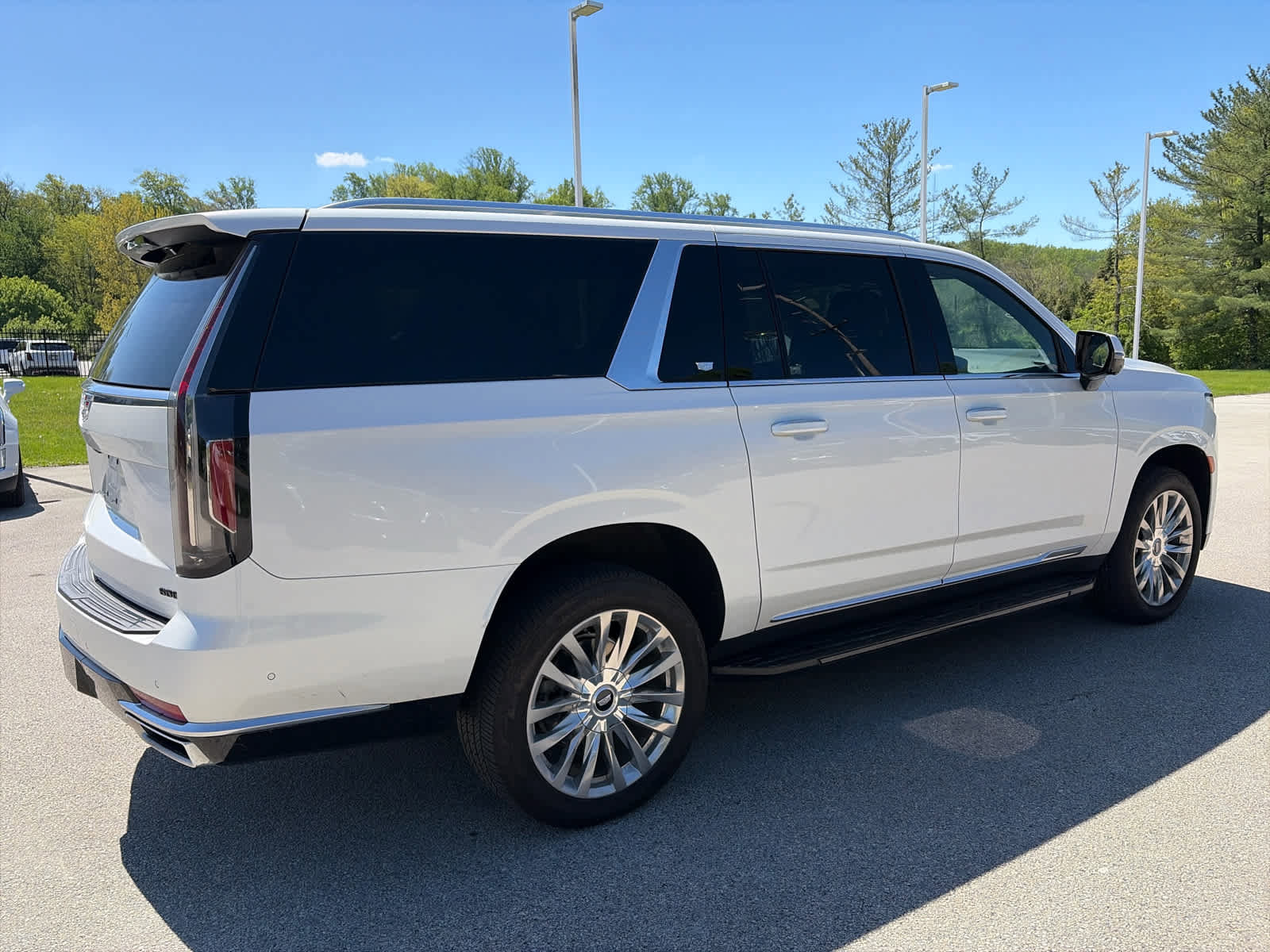 Used 2023 Cadillac Escalade ESV Premium Luxury AWD/4WD image 4