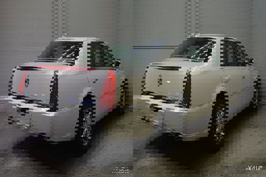 Used 2011 Cadillac DTS Luxury image 4