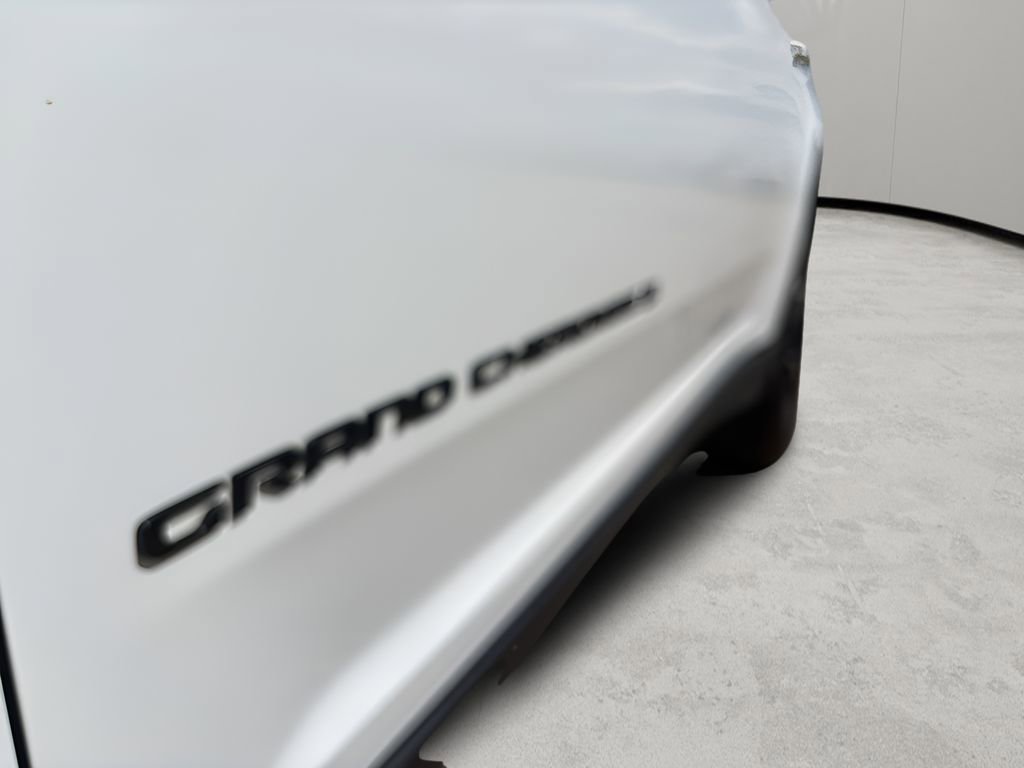 Used 2024 Jeep Grand Cherokee L Limited w/ Black Appearance Package image 10