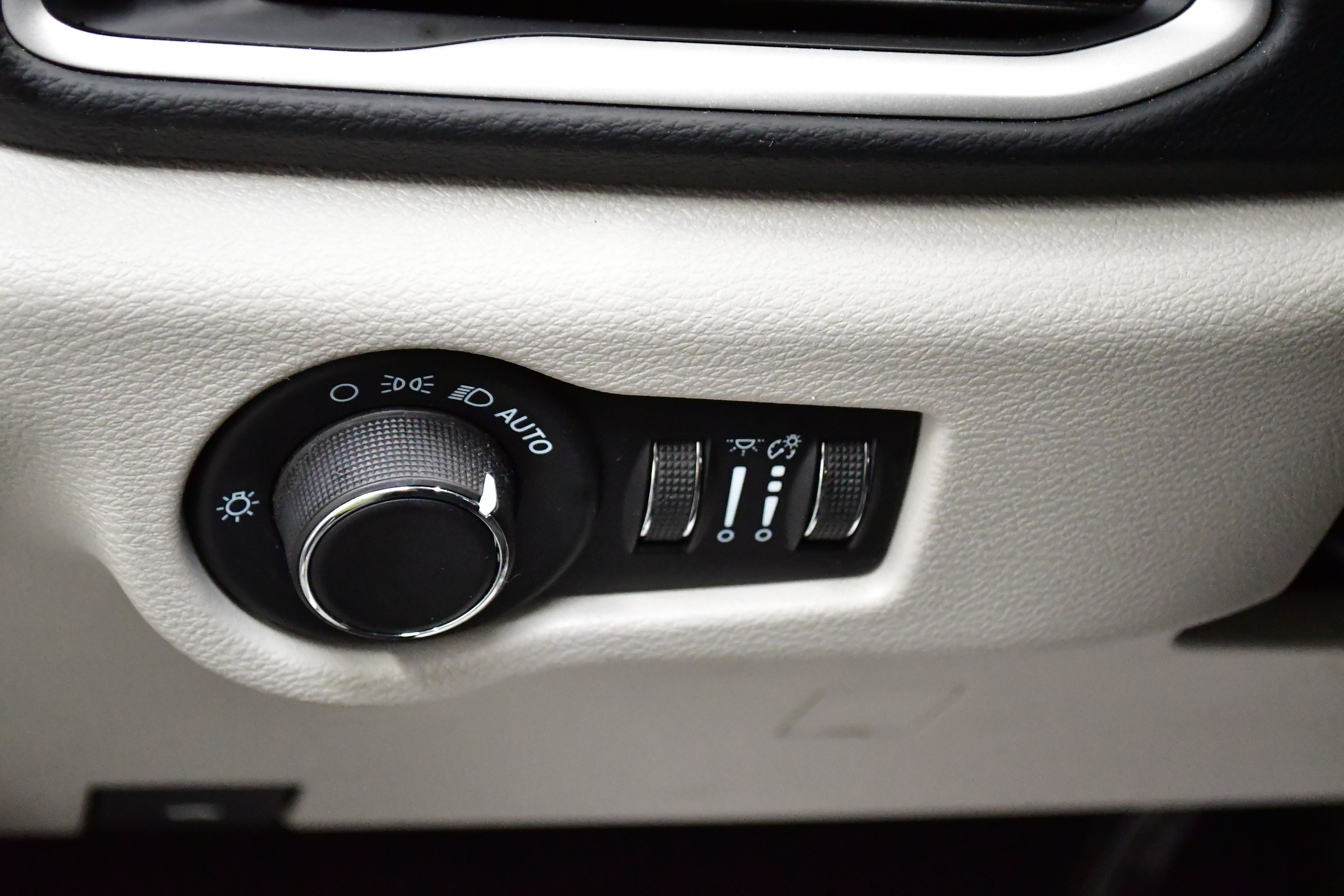 Used 2023 Chrysler Voyager LX FWD image 15