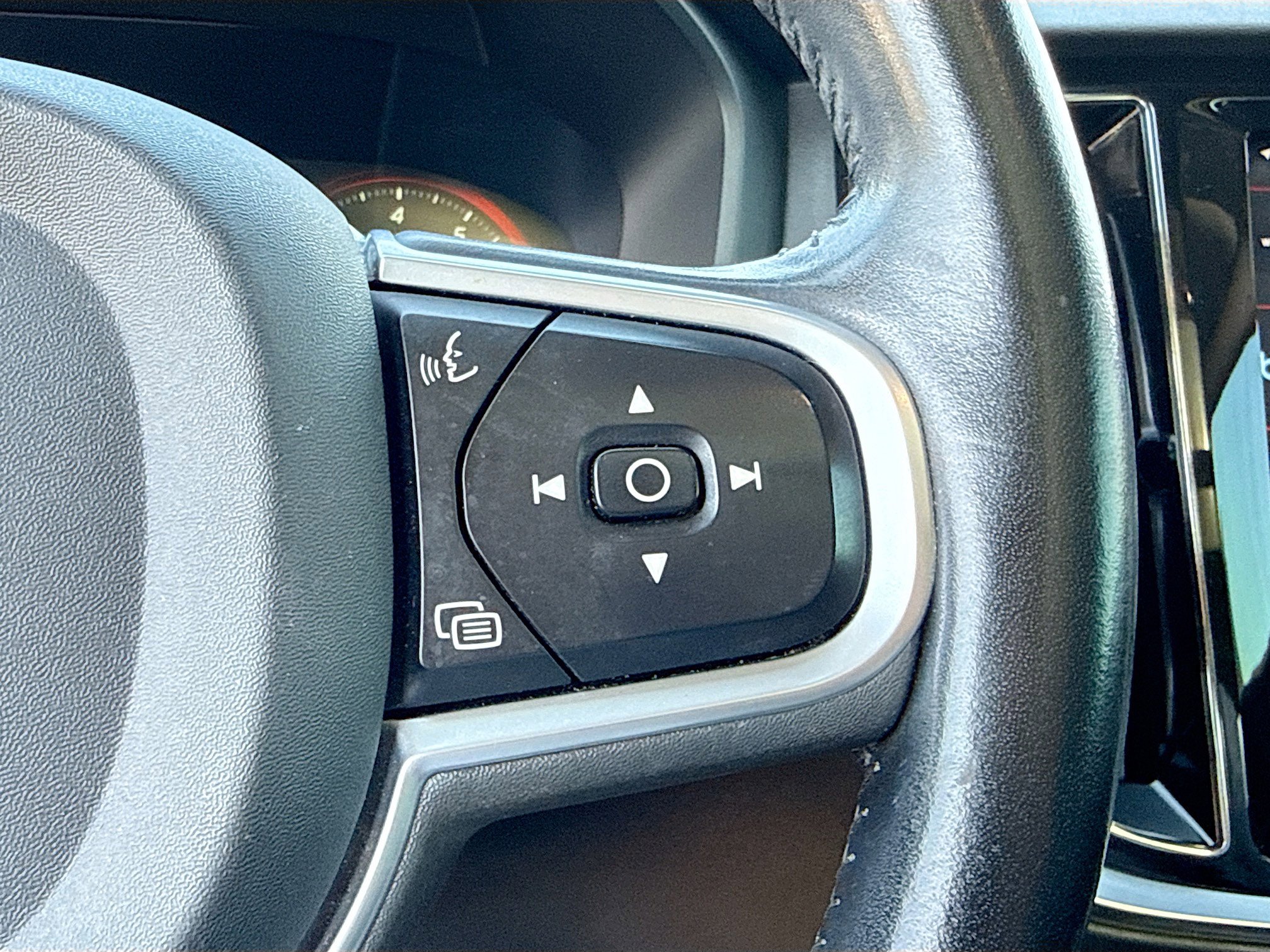 Used 2020 Volvo S60 T6 Momentum image 36