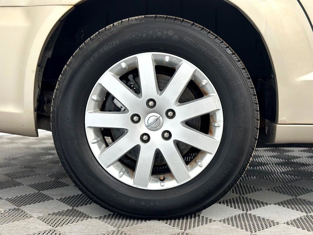 Used 2014 Chrysler Town & Country Touring image 40