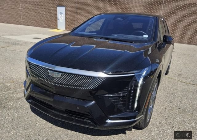 Certified 2025 Cadillac Optiq Luxury 2 w/ LPO, Floor Liner Package AWD/4WD image 1