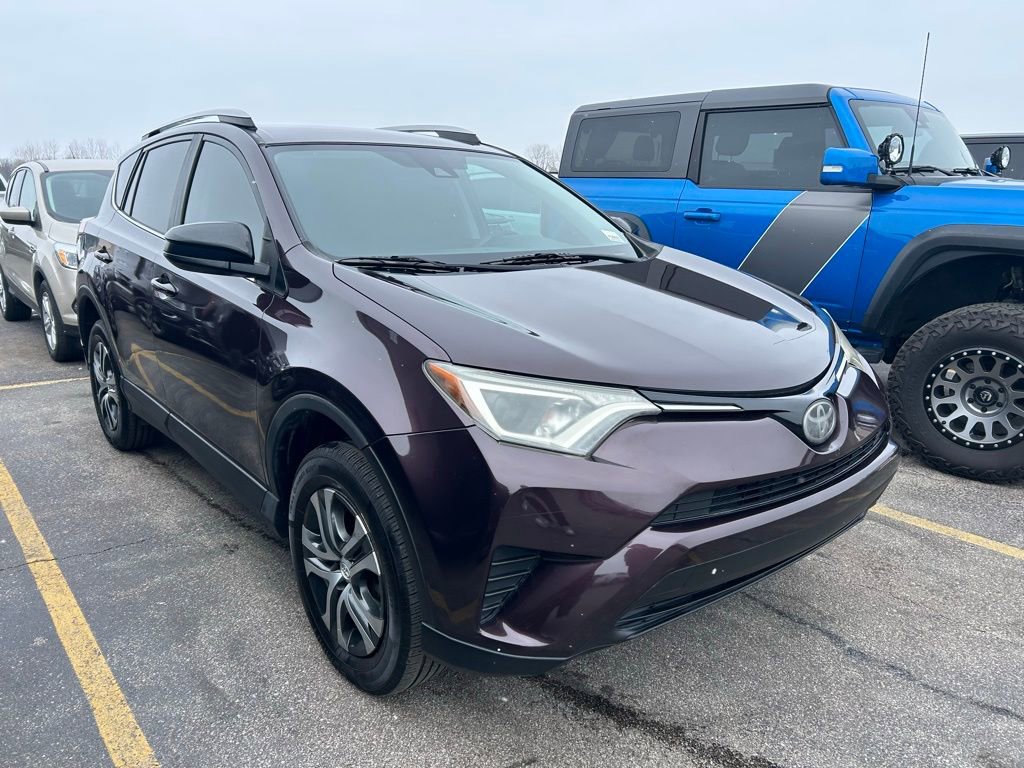 Used 2018 Toyota RAV4 LE image 1