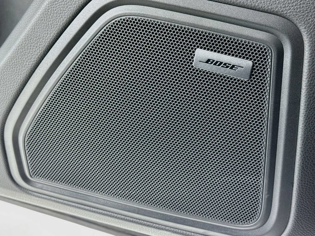 Certified 2025 Porsche Macan AWD/4WD image 12