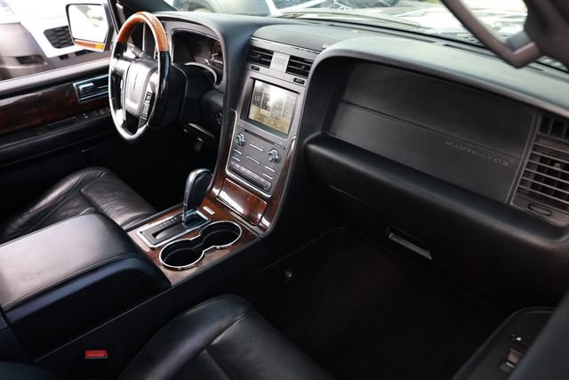 Used 2016 Lincoln Navigator Select RWD image 19