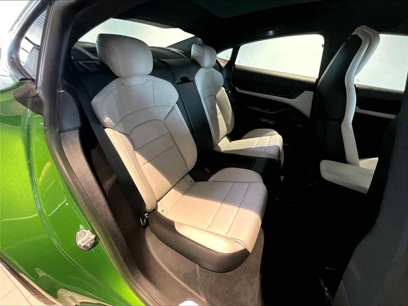 Used 2022 Porsche Taycan 4S image 32