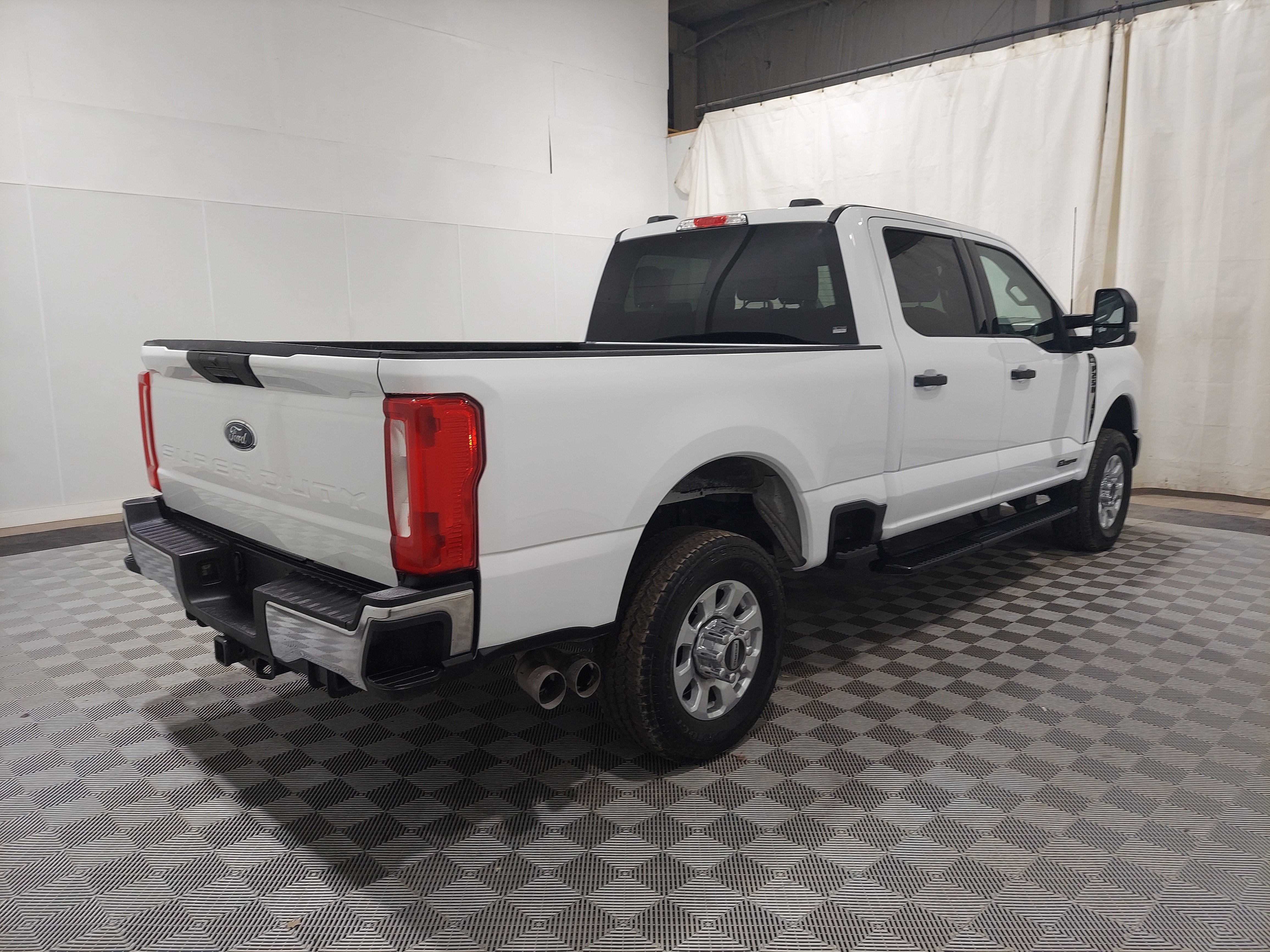 Used 2024 Ford F250 XLT AWD/4WD image 3