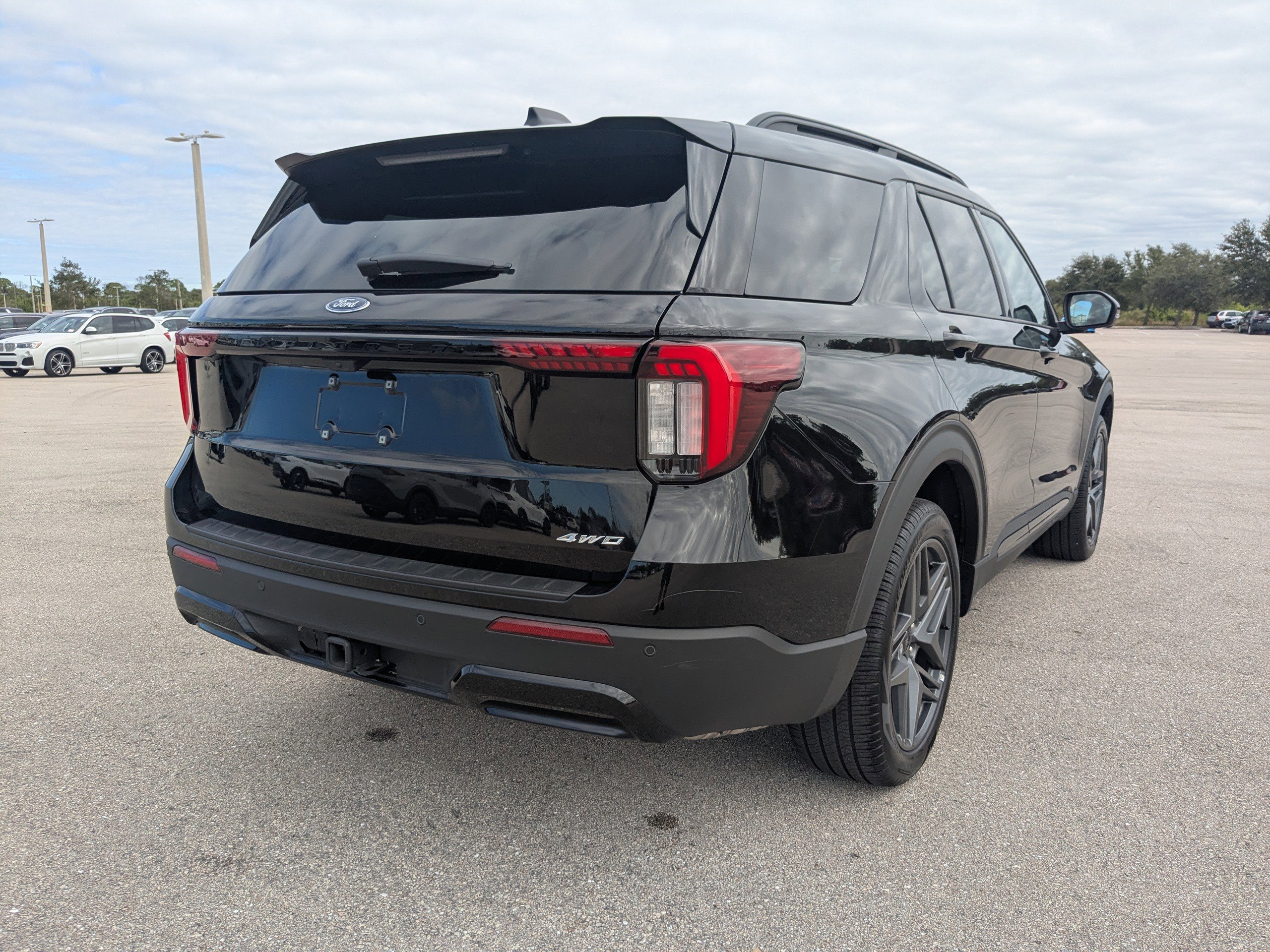 Used 2025 Ford Explorer ST-Line w/ ST-Line Street Pack image 5