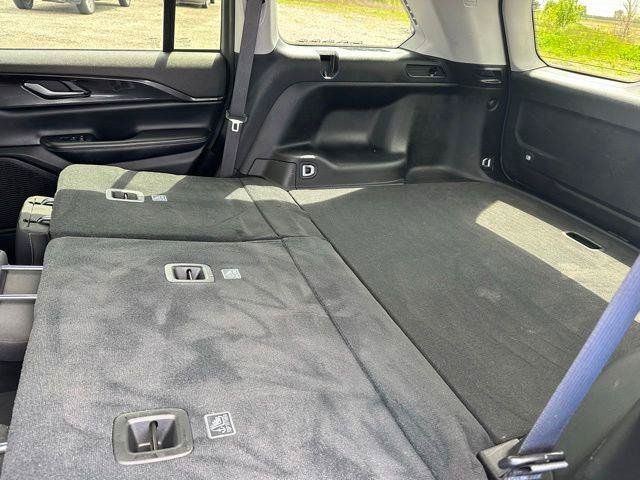 Used 2023 Jeep Grand Cherokee Laredo AWD/4WD image 12