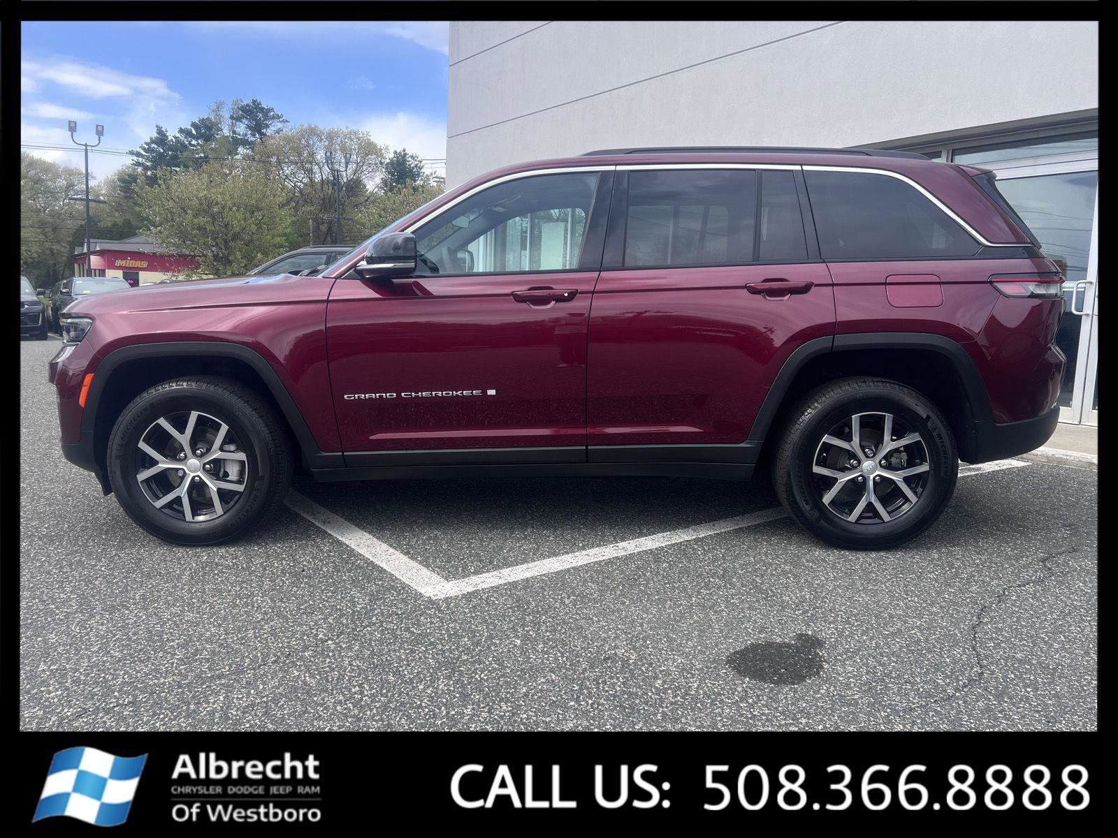 Used 2025 Jeep Grand Cherokee Limited AWD/4WD image 2