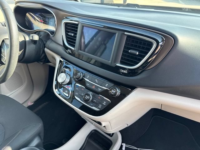 Used 2018 Chrysler Pacifica Touring Plus w/ Tire & Wheel Group FWD image 15