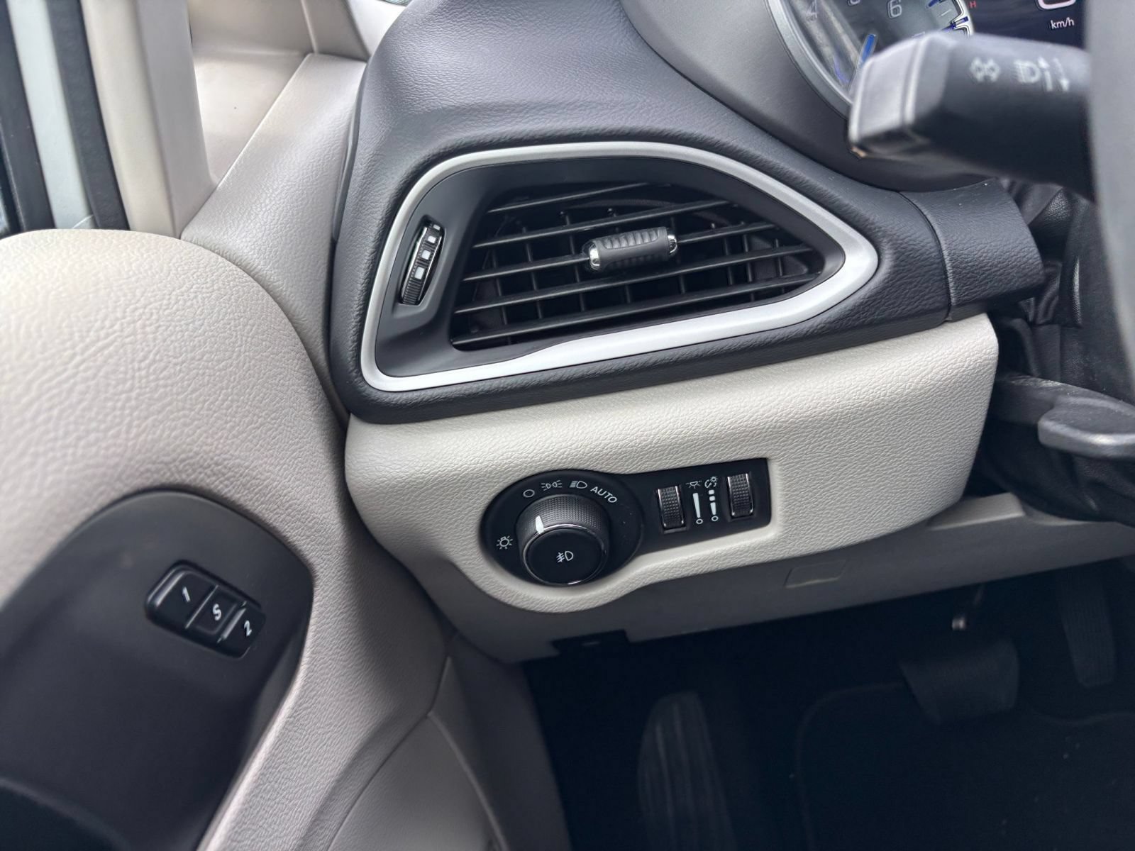 Used 2023 Chrysler Pacifica Touring-L FWD image 37