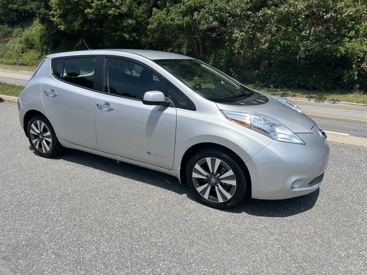 Used 2016 Nissan Leaf SV w/ Premium Package FWD image 9