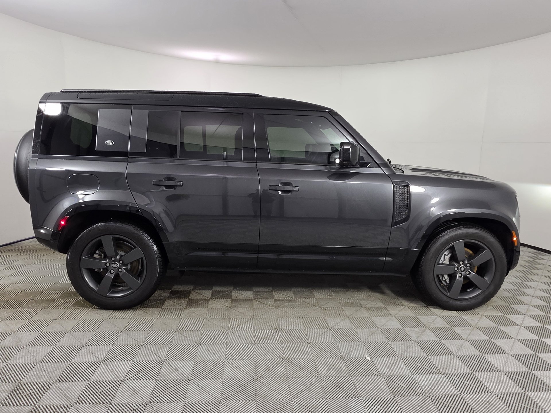 Used 2024 Land Rover Defender 110 X-Dynamic SE AWD/4WD image 42