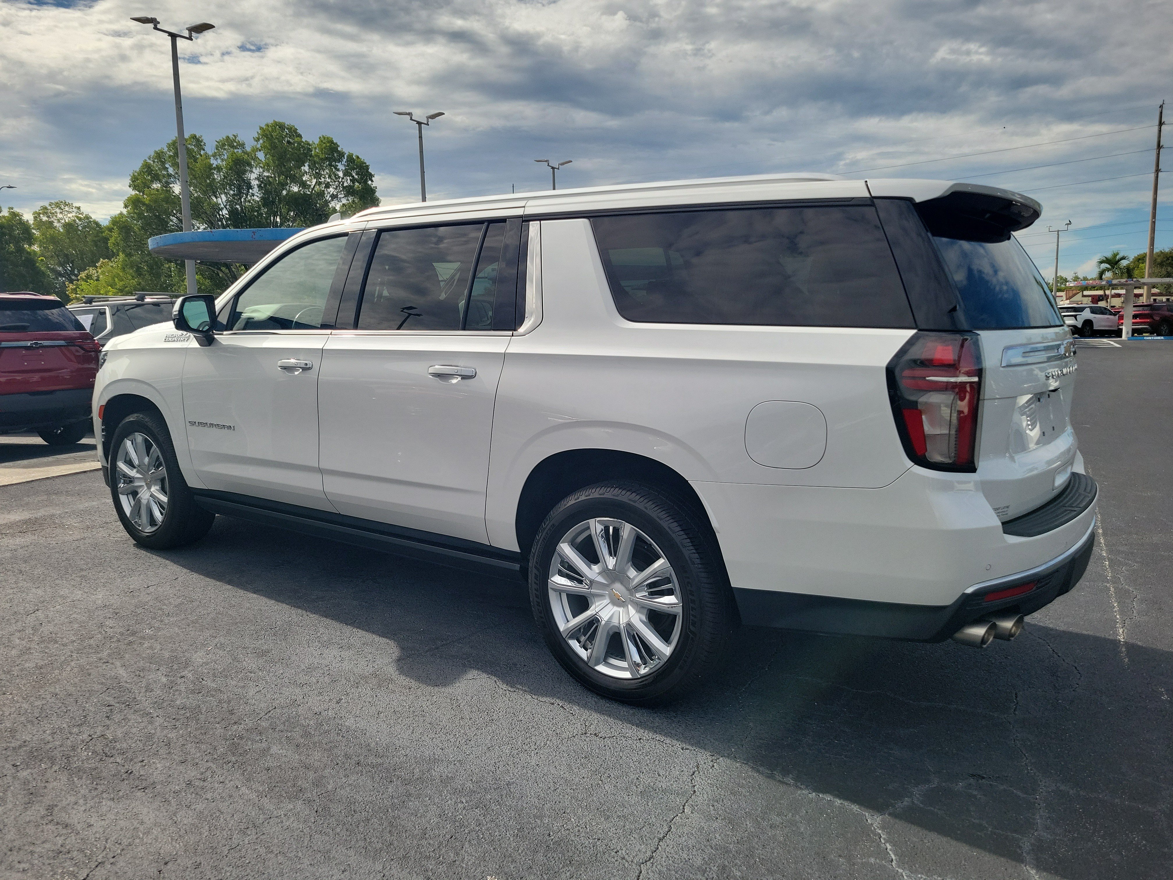 Used 2022 Chevrolet Suburban High Country w/ Premium Package RWD image 3