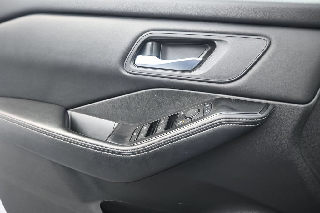 Used 2024 Nissan Rogue SV FWD image 14