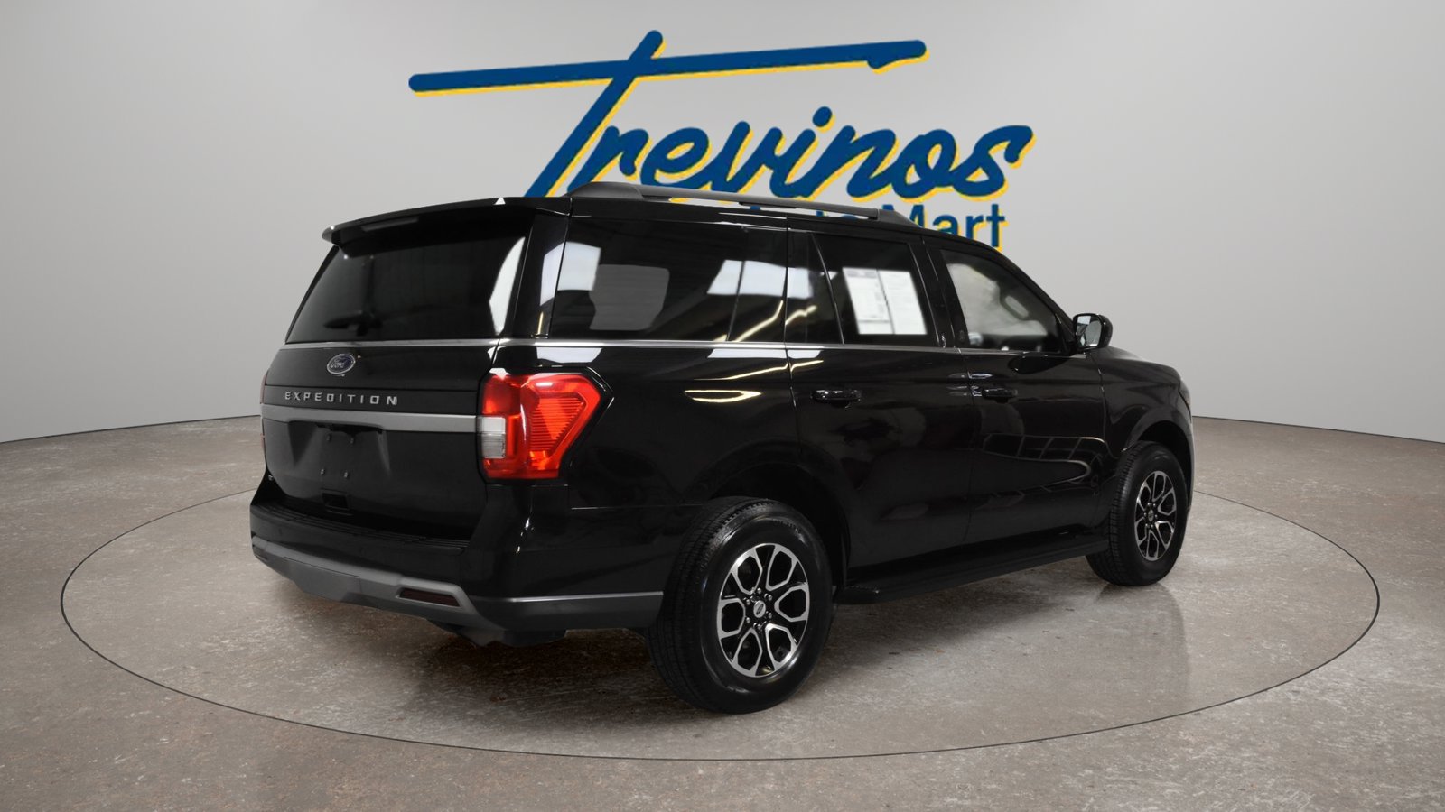Used 2024 Ford Expedition XLT RWD image 2