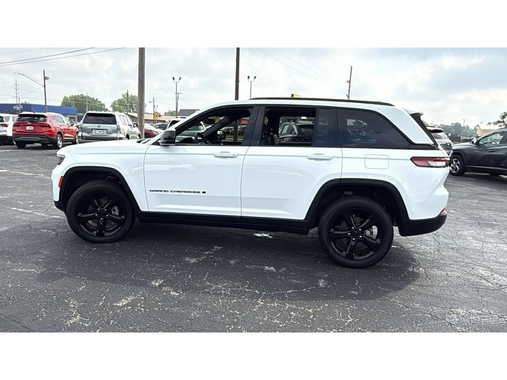 Used 2024 Jeep Grand Cherokee Altitude AWD/4WD image 4