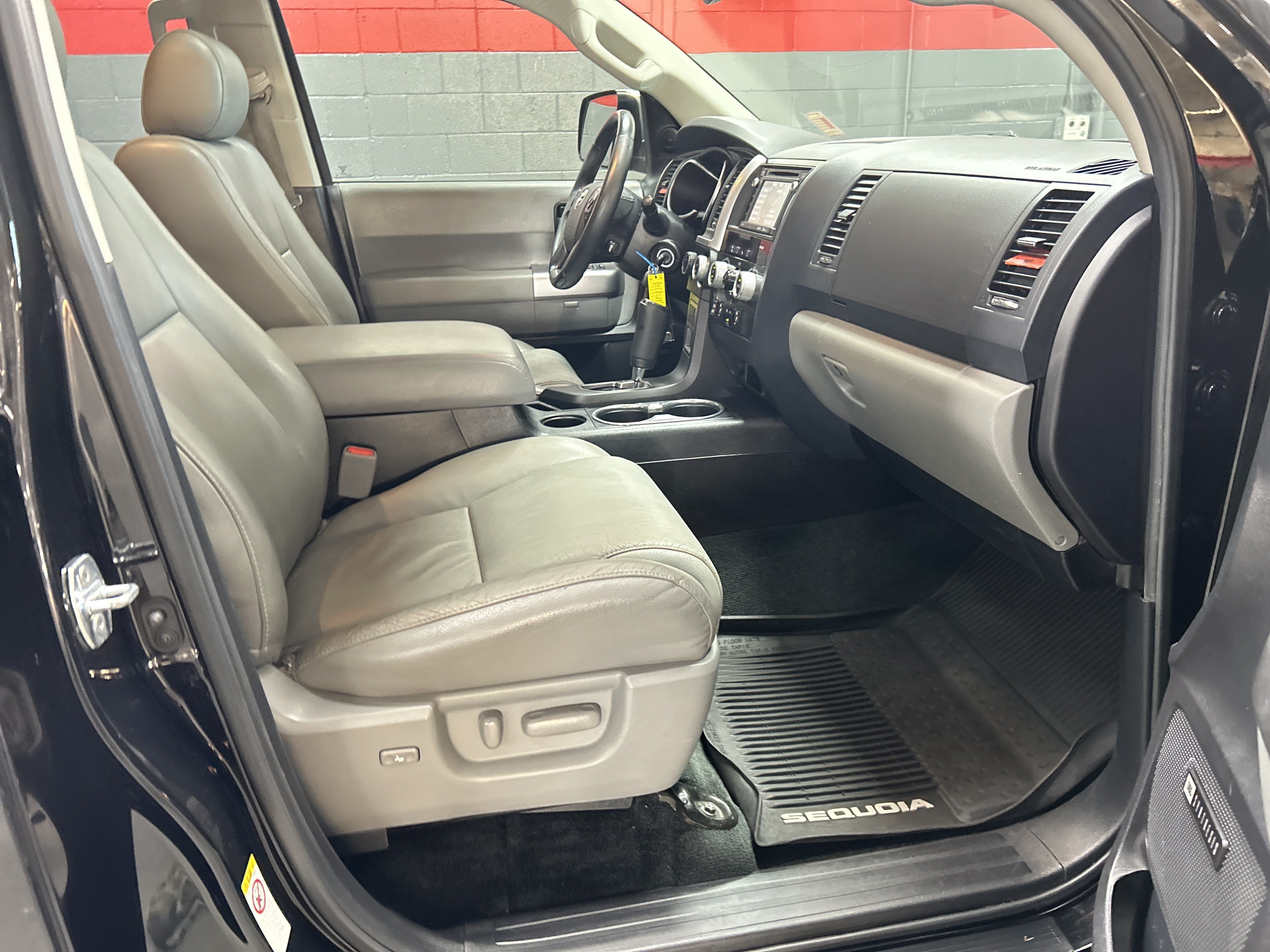Used 2018 Toyota Sequoia Limited w/ Safety & Convenience Package AWD/4WD image 33