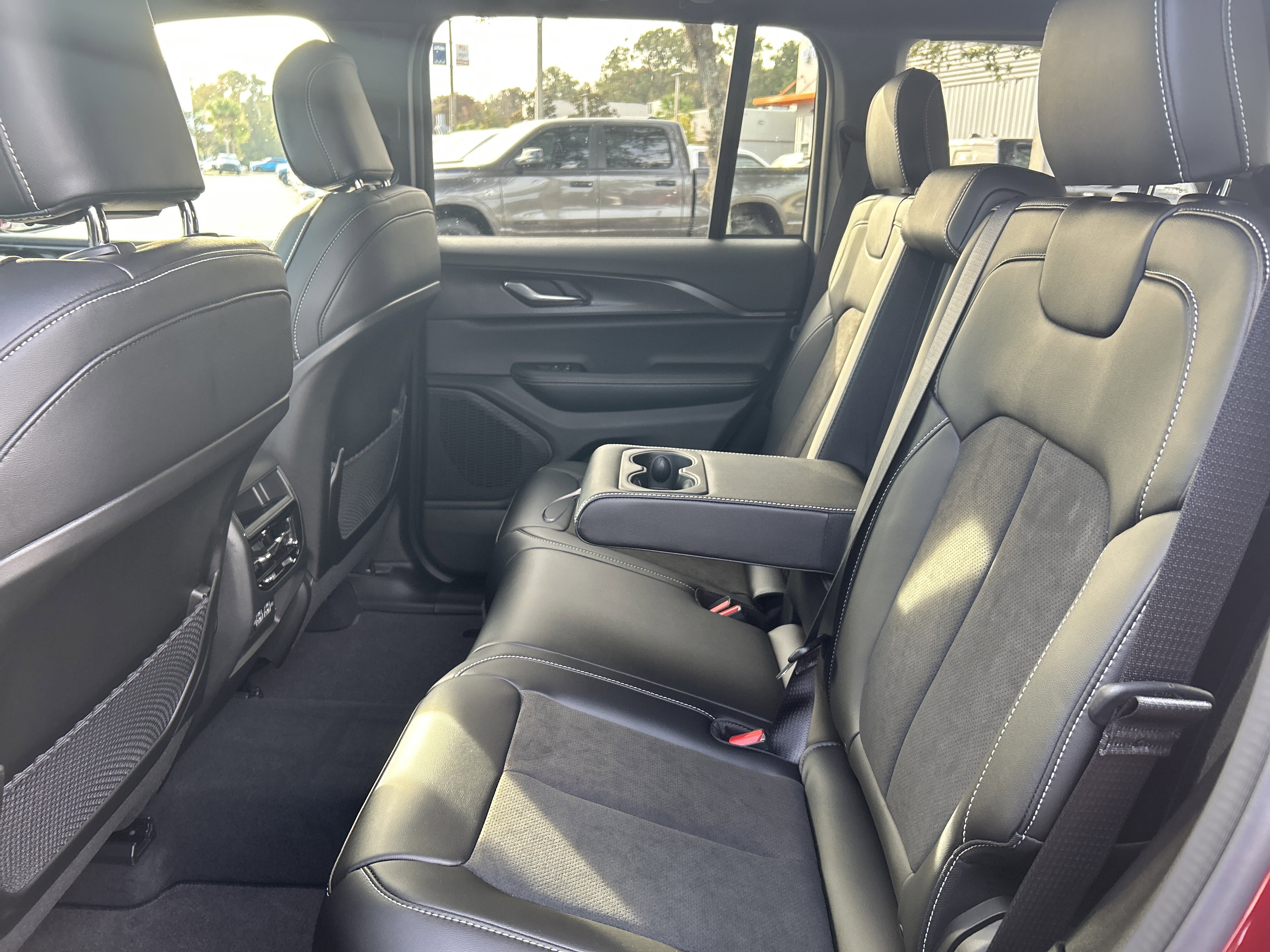 New 2025 Jeep Grand Cherokee Altitude image 32