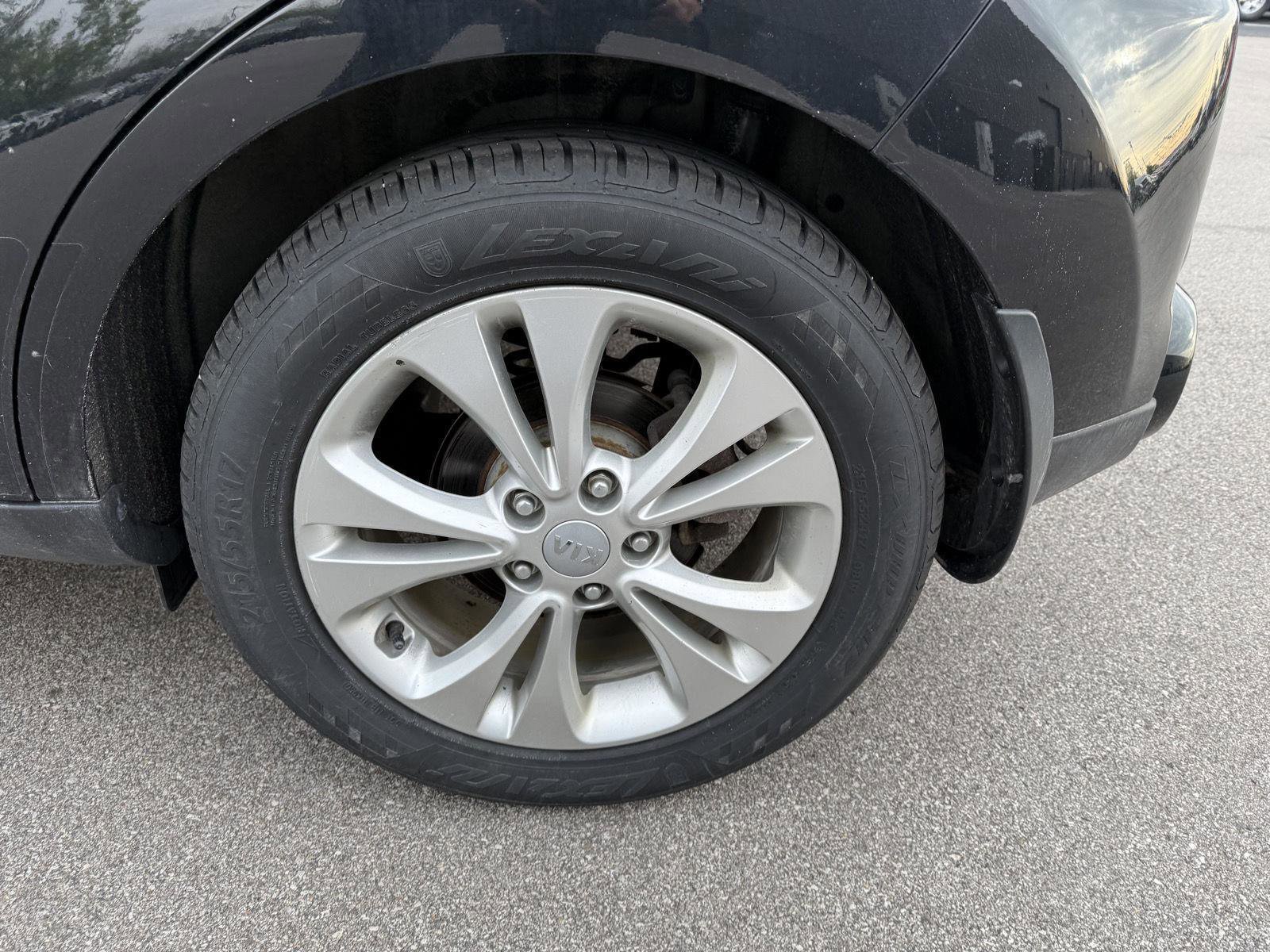 Used 2016 Kia Soul + FWD image 16